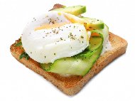 Рецепта Сандвичи с крема сирене, авокадо и поширано яйце